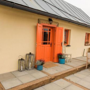 Фотография гостевого дома Nebo nad Štiavnicou - oranžová chalupa na okraji lesa