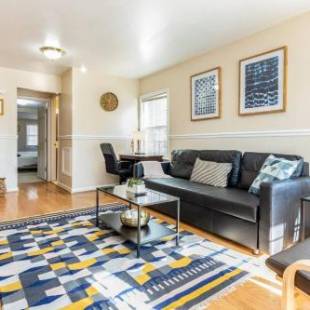 Фотографии гостевого дома
Cozy House 10min to Monuments! 10min to DC by CozySuites