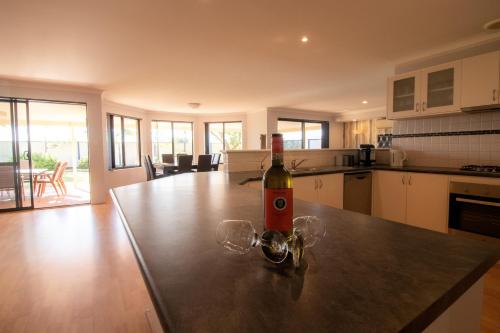 Фотография гостевого дома Madora Bay Beach House