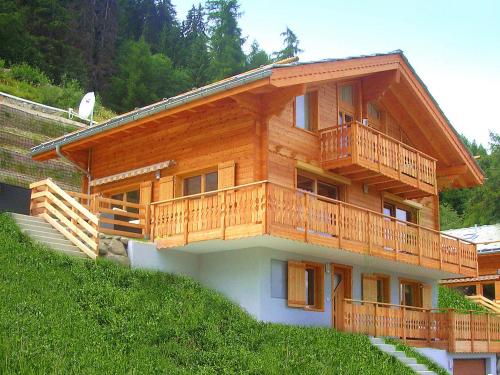 Фотография гостевого дома Stunning Mountain View Chalet and Jacuzzi in Les Collons