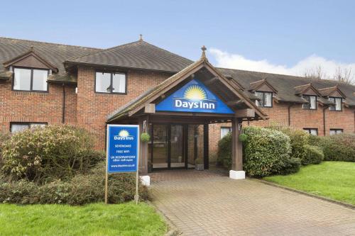 Фотография гостиницы Days Inn by Wyndham Sevenoaks Clacket Lane