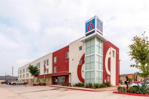 Фотография гостиницы Motel 6-Laredo, TX - Airport