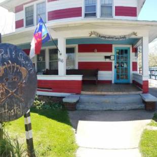 Фотографии хостела 
            Bon Paul & Sharky's Hostel