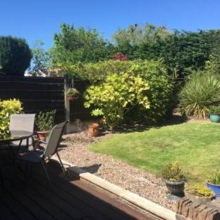 Фотографии гостевого дома
Spacious bungalow/private garden-sleeps up to 6