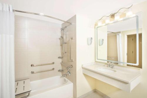 Фотография гостиницы Days Inn & Suites by Wyndham Kearney