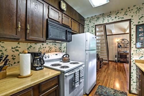 Фотография гостевого дома Rustic Riverfront Truckee Cabin with Deck and View!