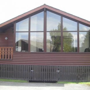 Фотография гостевого дома Keer Side Lodge, Luxury lodge with private hot tub at Pine Lake Resort