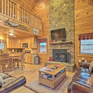 Фотография гостевого дома Forest Lake Cabin - Walk to Fingerlake!