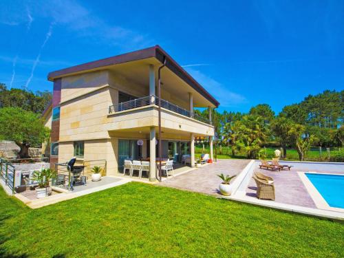 Фотография гостевого дома Luxurious Holiday Home with Swimming Pool at Sanxeno Galicia