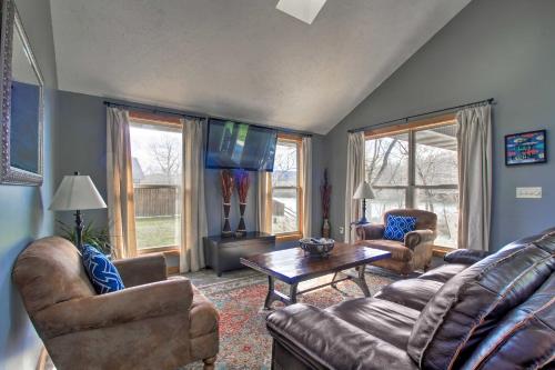 Фотография гостевого дома Mountain Home Cottage with Deck Steps to White River