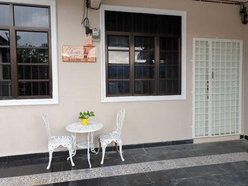 Фотография гостевого дома AUNI & AUJI HOMESTAY KEMAMAN