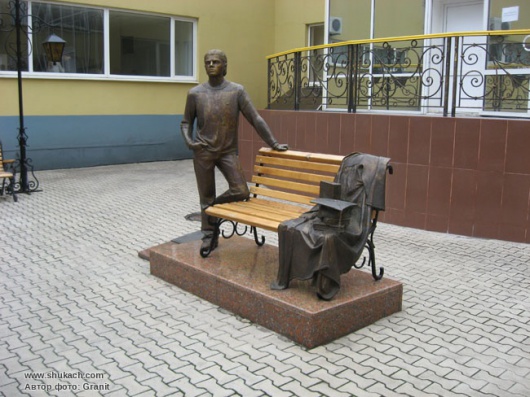 Фотографии памятника 
            Памятник студенту