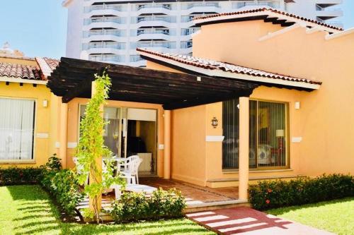 Фотографии гостиницы
VILLA PARA 8 PERSONAS 6 Adultos 2 Menores En HOTEL TSORO IXTAPA WIFI GRATIS