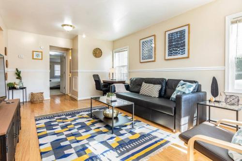 Фотография гостевого дома Cozy House 10min to Monuments! 10min to DC by CozySuites