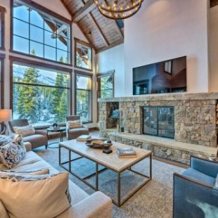 Фотография гостевого дома Custom Ski-In and Out Chalet with Hot Tub and Wet Bars!