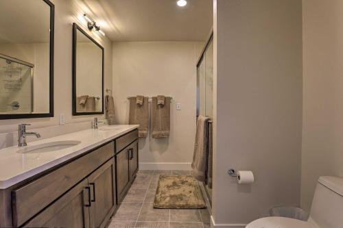 Фотографии гостевого дома 
            Newly Built Ski Condo with Hot Tub and Shuttle Access!