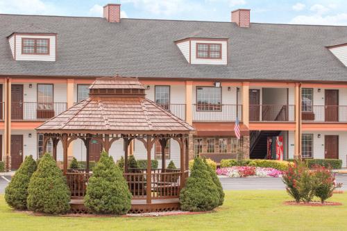 Фотография мотеля Travelodge by Wyndham Commerce GA Near Tanger Outlets Mall