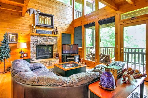 Фотографии гостевого дома
Secluded and Wooded Wears Valley Cabin with Fire Pit!