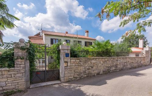 Фотография гостевого дома Apartments Marinela Korsa with Pool