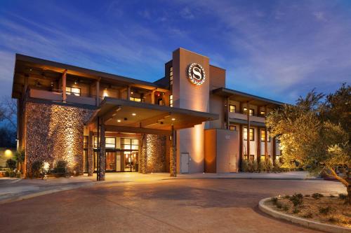 Фотография гостиницы Sheraton Redding Hotel at the Sundial Bridge