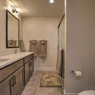 Фотография гостевого дома Newly Built Ski Condo with Hot Tub and Shuttle Access!