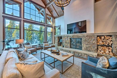 Фотография гостевого дома Custom Ski-In and Out Chalet with Hot Tub and Wet Bars!