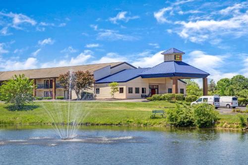 Фотография гостиницы Super 8 by Wyndham Mason