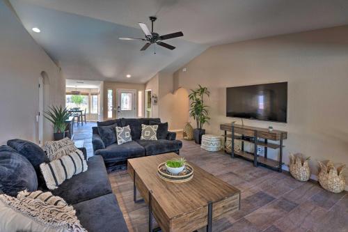 Фотографии гостевого дома 
            Desert Gem with Pool and BBQ, 5 Mi to Lake Havasu