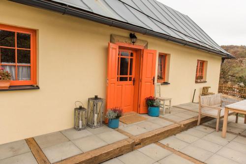 Фотографии гостевого дома 
            Nebo nad Štiavnicou - oranžová chalupa na okraji lesa