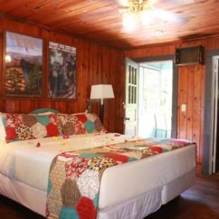 Фотографии мотеля 
            Riverside Lodge at Chimney Rock