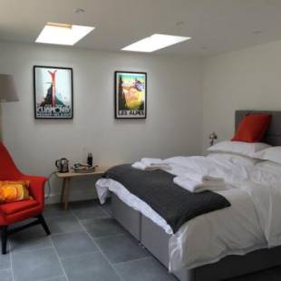 Фотографии гостевого дома
The Garage