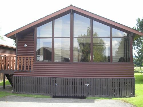 Фотография гостевого дома Keer Side Lodge, Luxury lodge with private hot tub at Pine Lake Resort