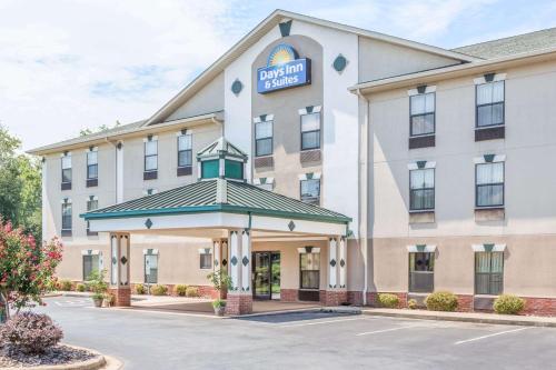 Фотография гостиницы Days Inn & Suites by Wyndham Morganton