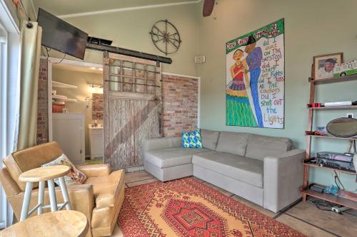 Фотография гостевого дома Lakeside Pleasure Island Cabin with Deck and Gas Grill