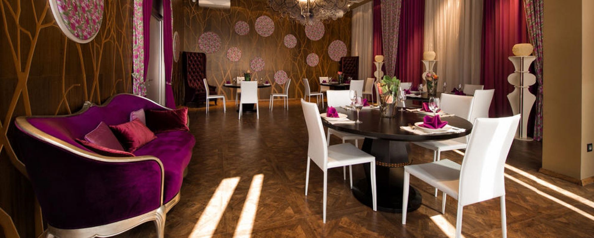 Бутик отель 39 конференц. Гест релейшен. Человек в гостиничном номере. Бутик отель 39 конференц. Бутик отель мона лобня официальный сайт.