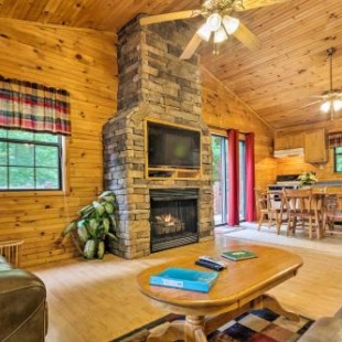 Фотография гостевого дома Bryson City Cabin in Smoky Mountains with Hot Tub!