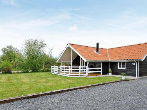 Фотография гостевого дома Three-Bedroom Holiday home in Hemmet 26