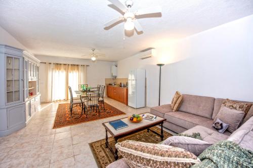 Фотография гостевого дома Villa Alegria Villa Apt with Sole Use of Private Pool