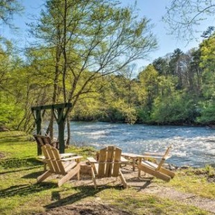 Фотография гостевого дома Happy Jacks Cabin on River with Deck and Game Room!