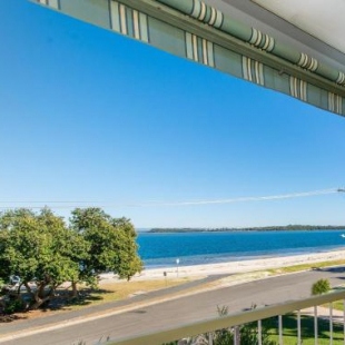 Фотография гостевого дома VIEWS VIEWS VIEWS! Front Top Floor Waterfront Unit - Chnook Apartments South Esp, Bongaree