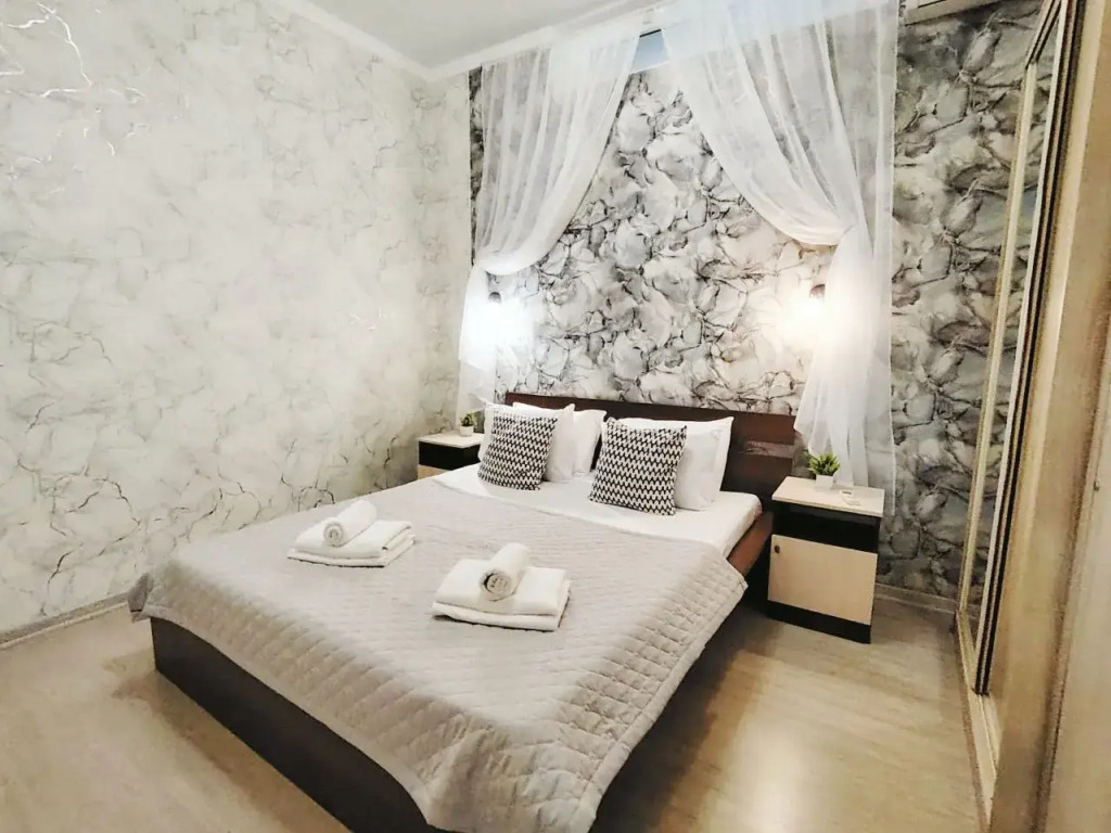 Фотография квартиры Квартира на цокольном этаже спасающие от жары с кухонной зоной