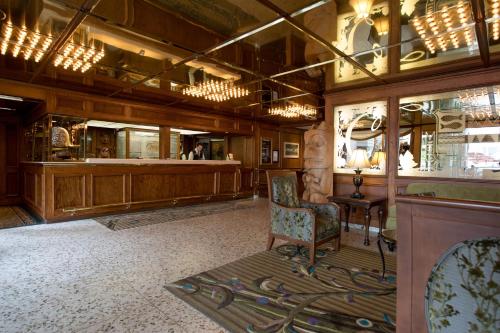 Фотография гостиницы Crest Hotel