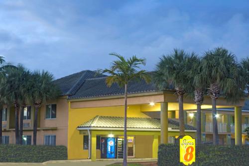 Фотография гостиницы Super 8 by Wyndham Dania/Fort Lauderdale Arpt