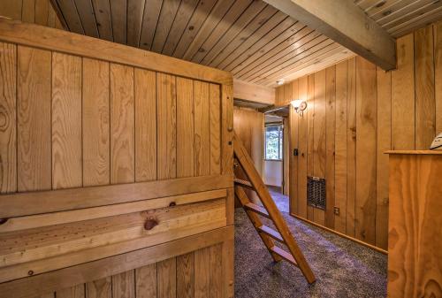 Фотографии гостевого дома
Charming Big Bear Cabin with Deck - 5 Mi to Resort!