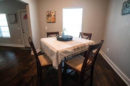 Фотография гостевого дома The Charming Henry House in Chickasha, OK!