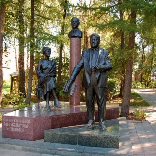 Фотография памятника Памятник Анне Ахматовой, Николаю и Льву Гумилевым