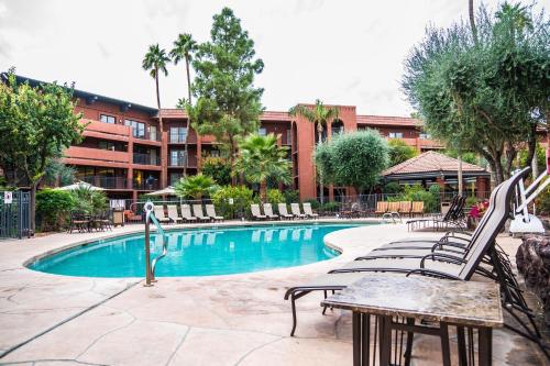 Фотография гостиницы Holiday Inn and Suites Phoenix Airport North, an IHG Hotel