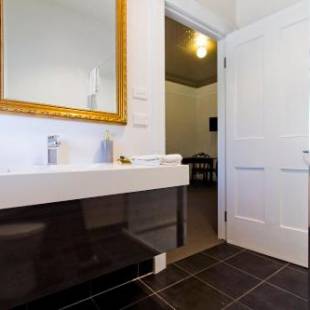 Фотографии гостиницы 
            Deloraine Hotel