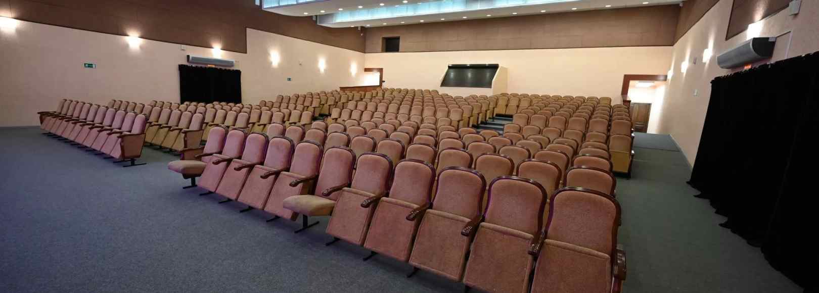 Фотография конференц-зала Зрительный зал ДК Свердловский