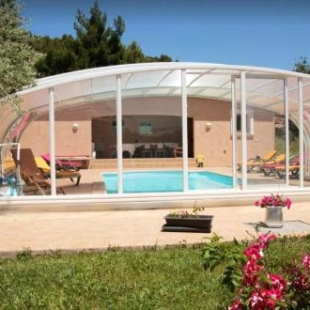 Фотография гостевого дома Maison d'une chambre avec piscine partagee terrasse amenagee et wifi a Cebazan